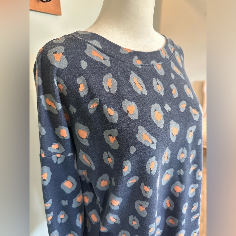 M Wonderly blue orange leopard print sweatshirt tunic side slit top shirt - Picture 5 of 6